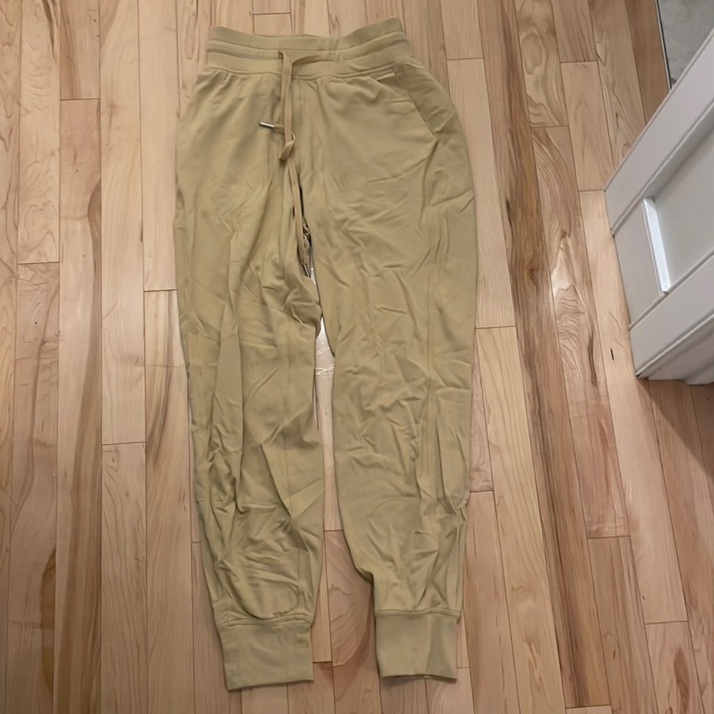 Perfect condition ready to rulu Lululemon joggers size 4 dot